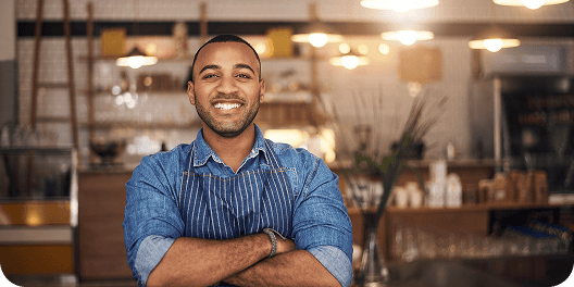 Atendente de um empório sorridente