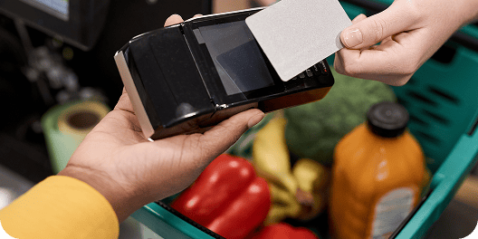 Cliente pagando pelas compras no caixa do mercado