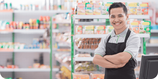 Atendente de caixa sorridente em um mercado