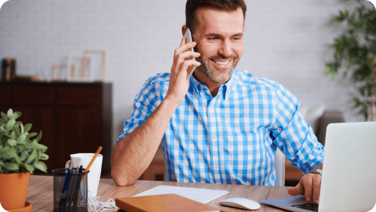 Consultor tributário fala ao telefone com cliente