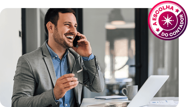 Empresário em consultoria contábil por telefone