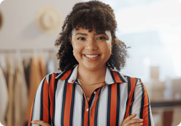 Jovem empresária do ramo da moda sorridente