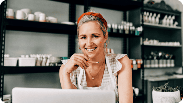 Empresária do varejo em sua loja de decorações