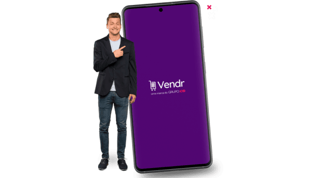 Empresário apontando para um celular com a tela do Vendr