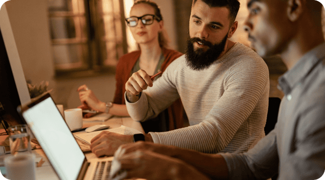 Equipe contábil estuda online pelo notebook do escritório