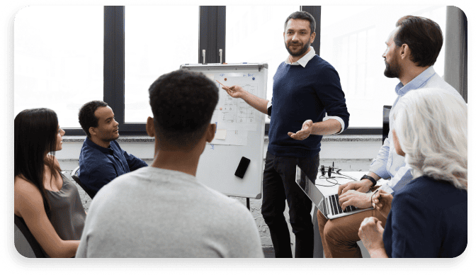 Equipe reunida no escritório durante reunião