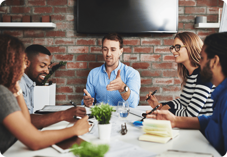 Equipe reunida na mesa de reuniões