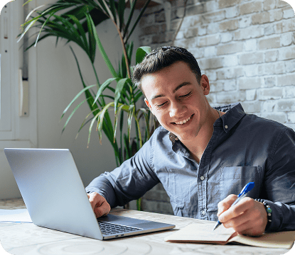 Estudante de curso online da Reforma Tributária