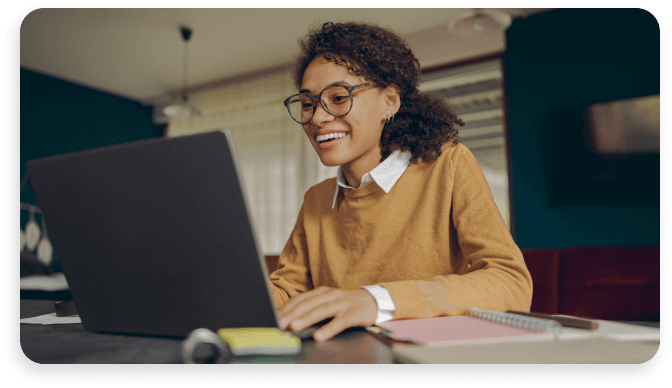Jovem contadora estudando online em seu notebook