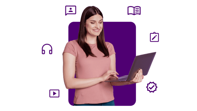 Mulher estudando pelo notebook e elementos educacionais ao redor