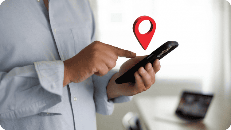 Profissional usando sistema de ponto com geolocalização no celular