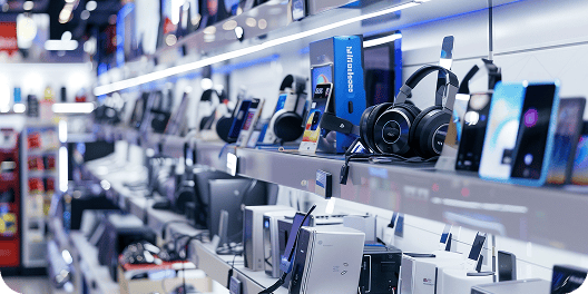 Prateleiras com produtos eletrônicos em uma loja