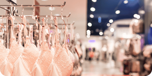 Arara de lingeries em loja de moda íntima