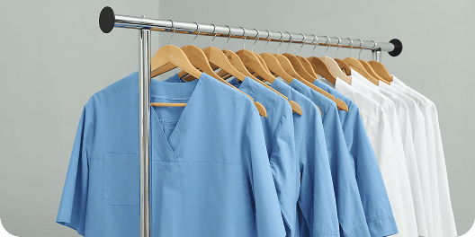 Arara de loja de uniformes