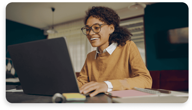Jovem mulher estudando online pelo seu notebook