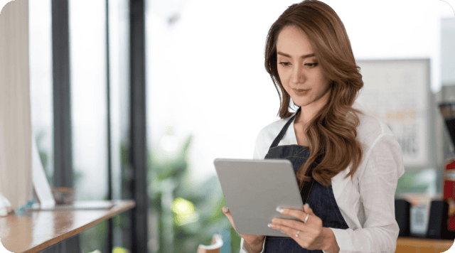 Mulher trabalhando com o tablet nas mãos