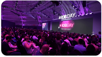Palco do IOB Day e grande plateia