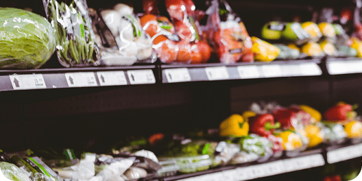 Prateleiras com alimentos saudáveis em um mercadinho