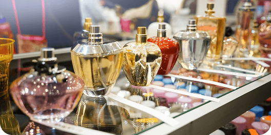 Prateleiras com produtos de perfumaria
