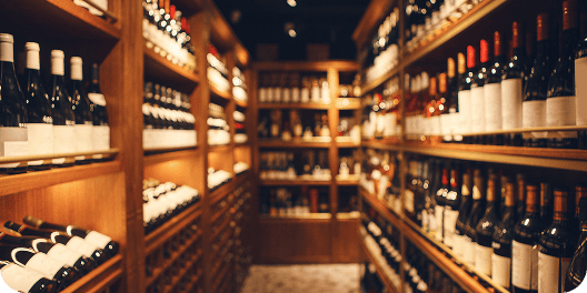 Prateleiras repletas de vinhos em uma adega