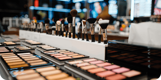 Bancada com exposição de produtos de maquiagem