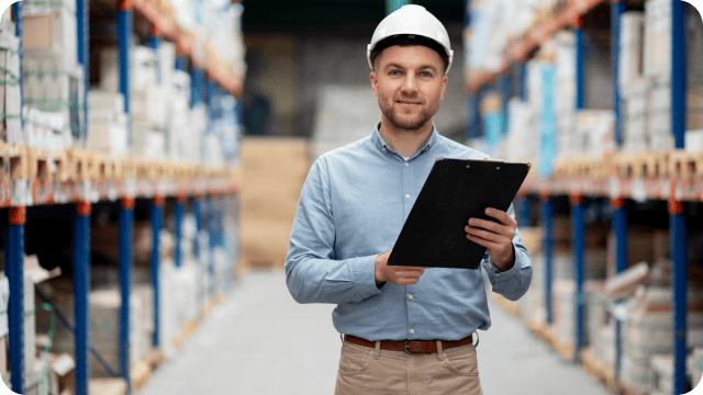 Profissional cuidando da logística de entregas