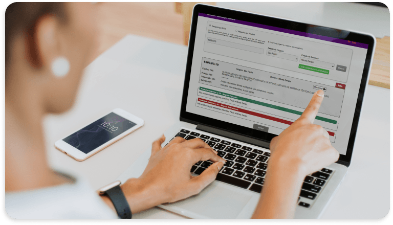 mulher usa simulador ICMS-ST no notebook
